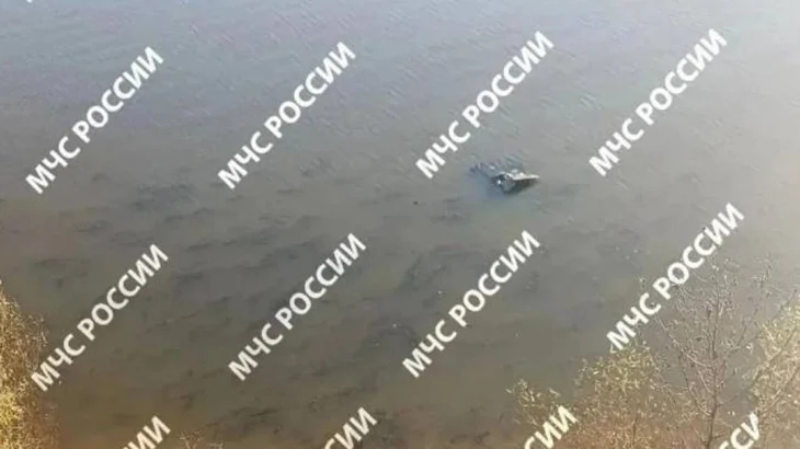 Lada сорвалась с обрыва и упала в реку в Татарстане, двое человек утонули Lada сорвалась с обрыва и упала в реку в Татарстане, двое человек утонули