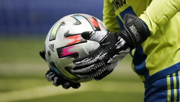 Тренер ФК &laquo;Шинник&raquo; провел весь матч с иконой в руках и привел команду к победе