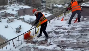 В Москве проводят очистку крыш жилых домов после снегопада