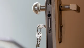 В Москве пенсионерка продала квартиру и передала мошенникам 32 млн рублей