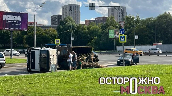 Грузовой автомобиль опрокинулся на Дубнинской улице Грузовой автомобиль опрокинулся на Дубнинской улице