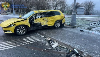 Водитель частного автобуса потерял управление и столкнулся с такси в Москве