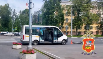 В Мытищах маршрутка сбила девушку, переезжавшую пешеходный переход на самокате