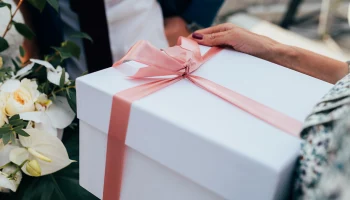 Сувениры и нижнее белье: женщины назвали самые неуместные подарки на 8 Марта