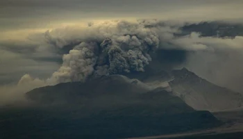 Вулкан Шивелуч на Камчатке выбросил столб пепла на высоту 6,2 км Вулкан Шивелуч на Камчатке выбросил столб пепла на высоту 6,2 км