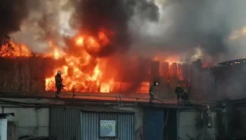Склад торгового оборудования загорелся в подмосковном Раменском