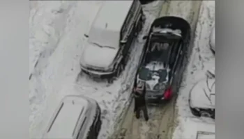 Мужчина перегородил дорогу и выстрелил в машину во дворе на юге Москвы