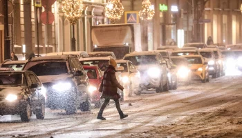 ЦОДД отбуксировал более 200 грузовиков, застрявших в сугробах 18 января