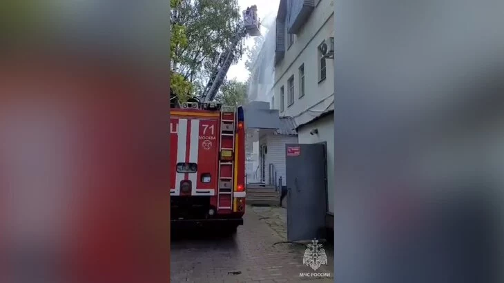 Два сотрудника МЧС России пострадали при тушении пожара на востоке столицы Два сотрудника МЧС России пострадали при тушении пожара на востоке столицы