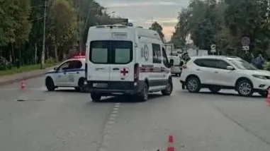 Автомобиль сбил двух подростков на одном самокате в подмосковном Пушкине Автомобиль сбил двух подростков на одном самокате в подмосковном Пушкине