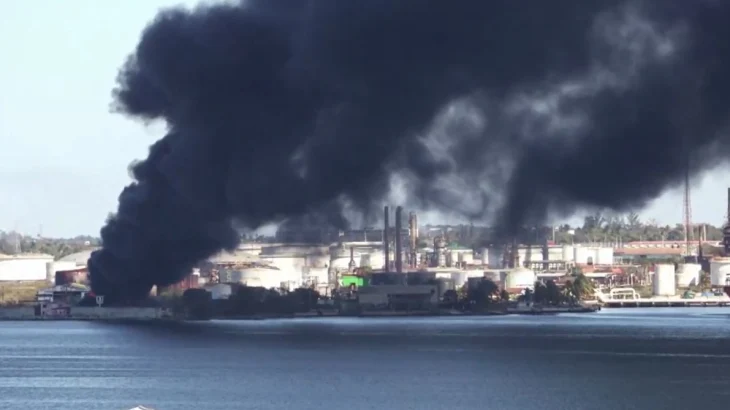 Склад нефтеперерабатывающего завода загорелся на Кубе Склад нефтеперерабатывающего завода загорелся на Кубе