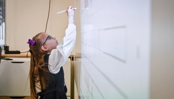 Проще, чем кажется: как записать ребенка в первый класс в Москве