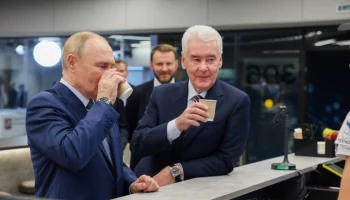 Путин и Собянин выпили по стаканчику кофе в студенческой столовой