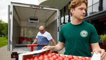 Участники московских ярмарок передали нуждающимся более тонны продуктов