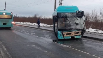 Автобус врезался в световую опору в Архангельске