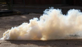 Shot: Мужчина бросил дымовую шашку в центре по пересадке волос в Москве