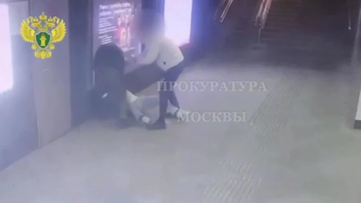 Мужчина задержан за разбойное нападение в переходе станции "Китай-город" Мужчина задержан за разбойное нападение в переходе станции "Китай-город"