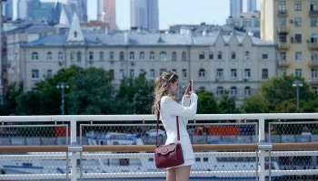 Синоптики пообещали жителям столицы жаркую малооблачную погоду 1 июля