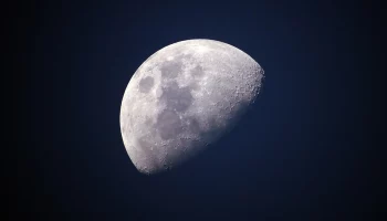 Появились кадры посадки китайского зонда на обратную сторону Луны
