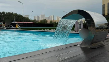 Девочка-подросток чуть не утонула в бассейне, когда ее волосы затянуло в трубу