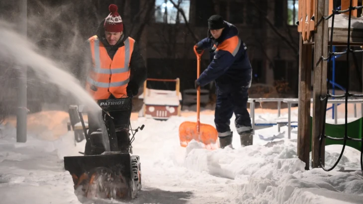 Сотрудники районных управ помогают коммунальным службам убирать снег