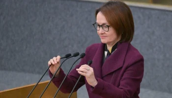 Собчак удивилась тому, что Набиуллина выступала в Госдуме в фиолетовом пальто