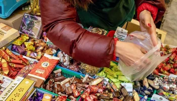 Участница московской ярмарки отправляет на фронт продукты и теплые письма