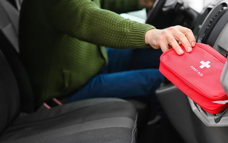 Минздрав предложил дополнить автомобильную аптечку спасательным одеялом Минздрав предложил дополнить автомобильную аптечку спасательным одеялом