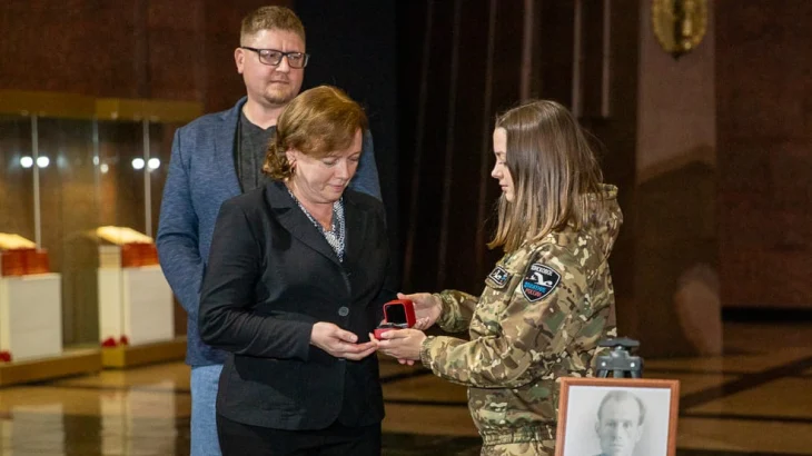 В Музее Победы награду участника Великой Отечественной войны передали родным В Музее Победы награду участника Великой Отечественной войны передали родным