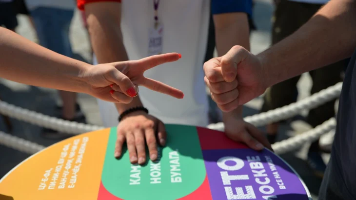 В финал чемпионата по игре «Камень, ножницы, бумага» прошли восемь игроков В финал чемпионата по игре «Камень, ножницы, бумага» прошли восемь игроков