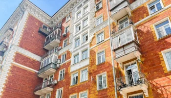 На улице Строителей проходит капремонт жилого дома 1954 года постройки в стиле советской неоклассики