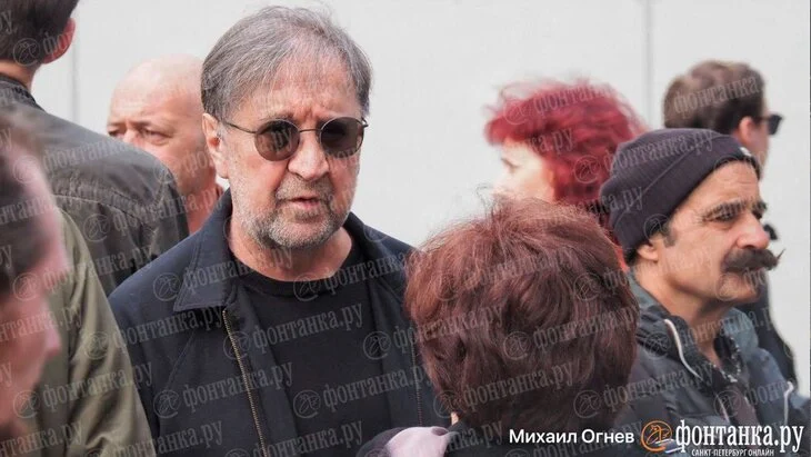 Солист "ДДТ" Шевчук приехал на похороны сооснователя "Аквариума" Гуницкого