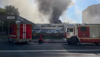 Воздушную авиацию задействовали при тушении пожара в автосалоне на Башиловской улице