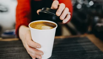 Сомнолог Ли посоветовала отказаться от кофе сразу после пробуждения