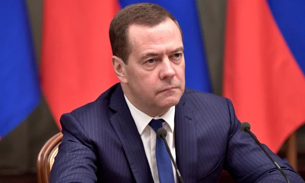 Медведев прокомментировал возмущение Мерца из-за визита Шредера в Россию
