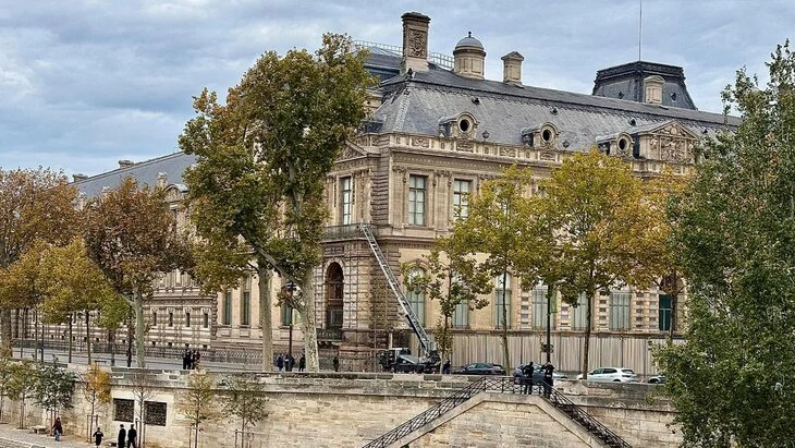 Прокурор Парижа Бекко: ограбить Лувр могли по заказу или для отмывания денег Прокурор Парижа Бекко: ограбить Лувр могли по заказу или для отмывания денег