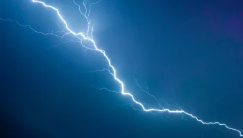 Спасатель Коринный рассказал, как помочь человеку при ударе молнией