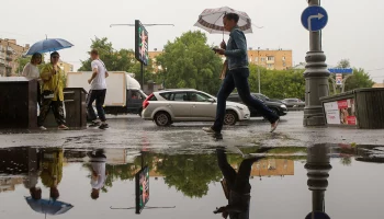 Москвичей попросили воздержаться от пребывания на улице из-за непогоды