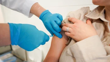 Глава ФМБА Скворцова назвала сроки регистрации российской вакцины от аллергии