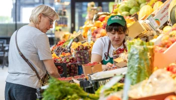 Участница московской ярмарки передает бойцам СВО овощи с собственного огорода