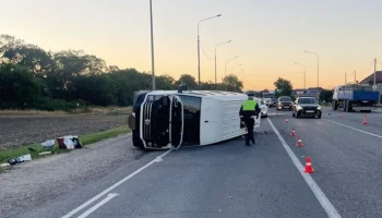 Пассажирский микроавтобус перевернулся под Анапой