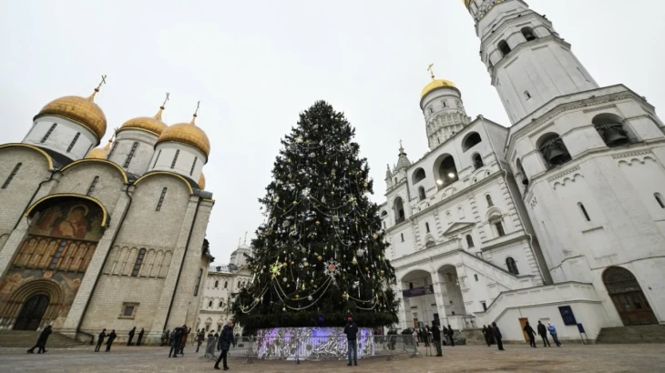 Главную новогоднюю елку России украсили в Кремле Главную новогоднюю елку России украсили в Кремле