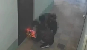 Полиция установила личности подростков, которые подожгли дверь квартиры в Протвине