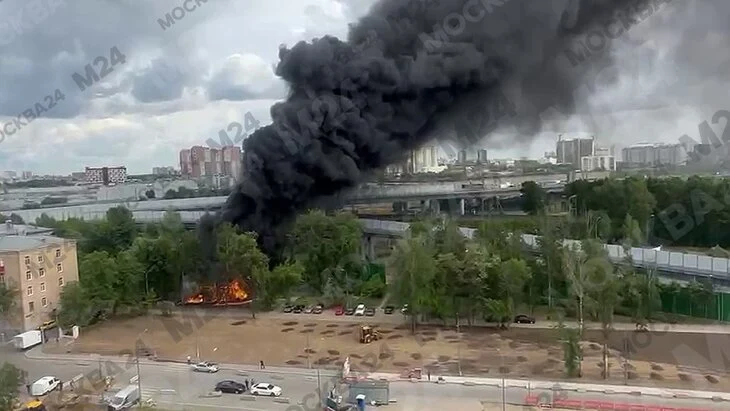 Детская площадка сгорела на юго-востоке Москвы Детская площадка сгорела на юго-востоке Москвы