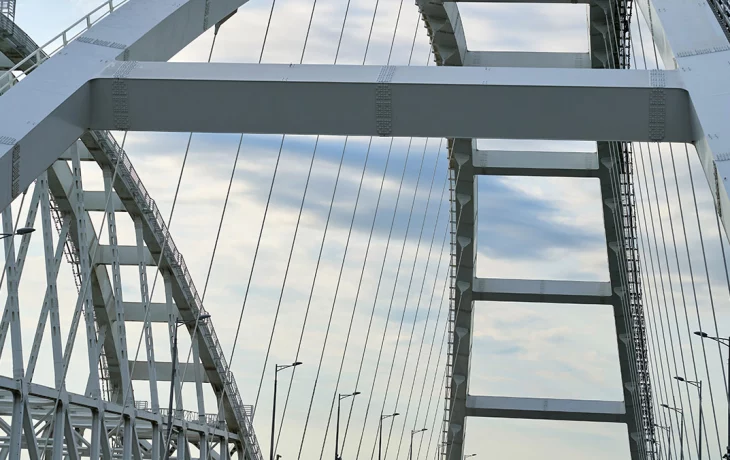 Движение транспорта по Крымскому мосту возобновили Движение транспорта по Крымскому мосту возобновили