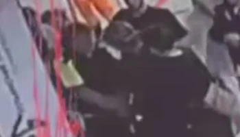 Видео с нападением автоподставщиков на сотрудника ДПС в Москве появилось в Сети