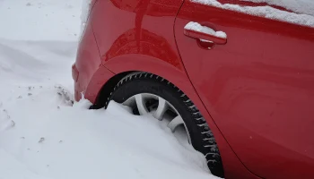 Россиянам рассказали, как освободить автомобиль от снега