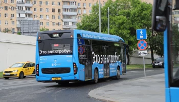 Пустой электробус перевернулся на Лухмановской улице в Москве