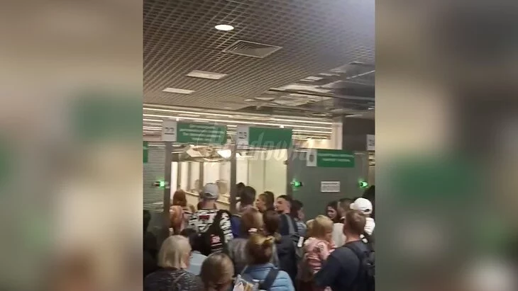 Два человека пострадали в результате давки в аэропорту Кольцово Два человека пострадали в результате давки в аэропорту Кольцово