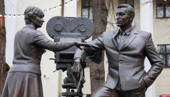 Памятник создателям фильма «Семнадцать мгновений весны» открыли в Москве Памятник создателям фильма «Семнадцать мгновений весны» открыли в Москве